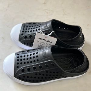 Brand new in box Skechers Cali Gear boys Aqua Surge water shoes sandals size 11